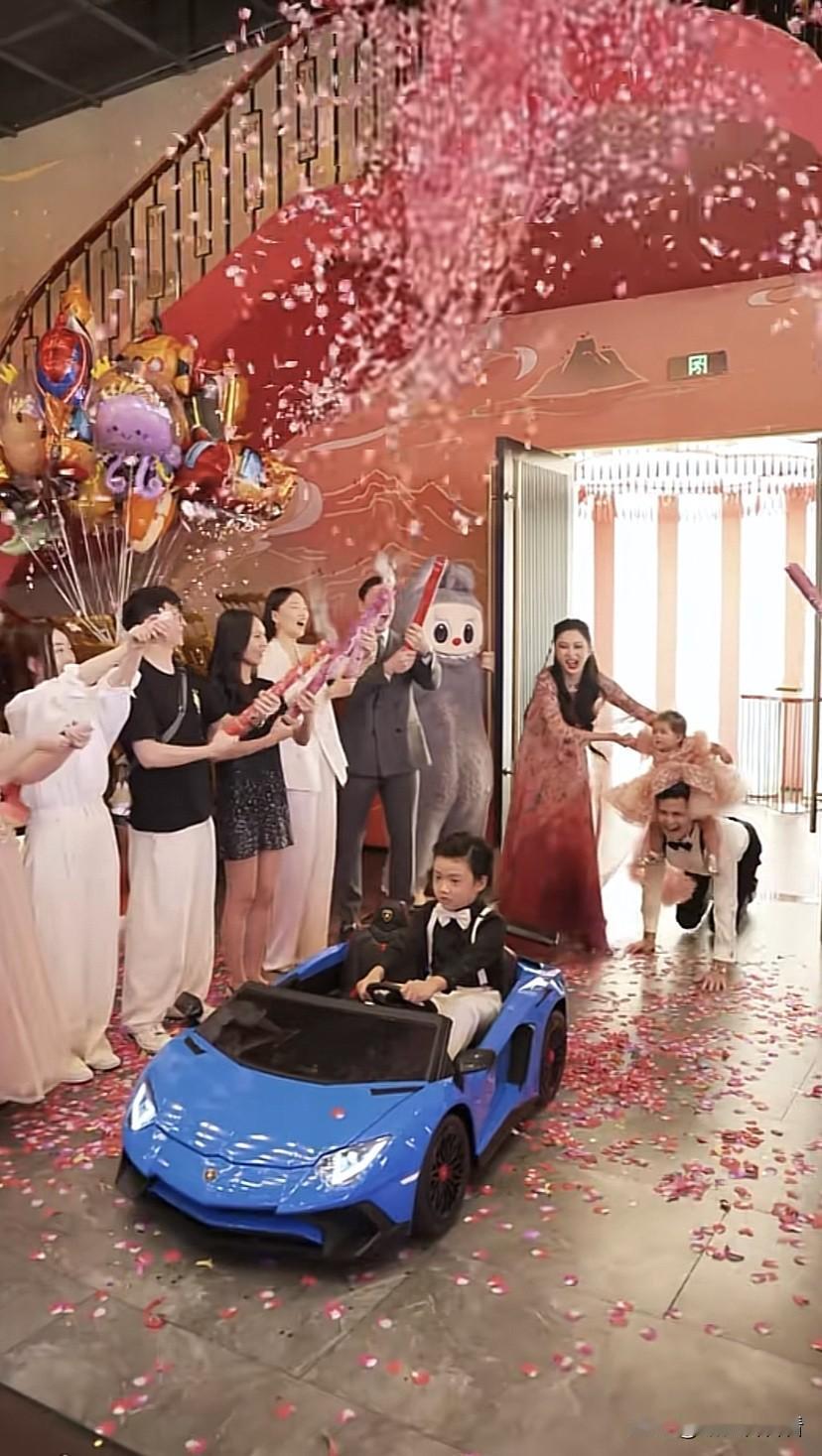 盈公主的混血女儿凯莉一周岁生日是这样过的，欢迎仪式是骑在爸爸脖子上，爸爸爬着进来