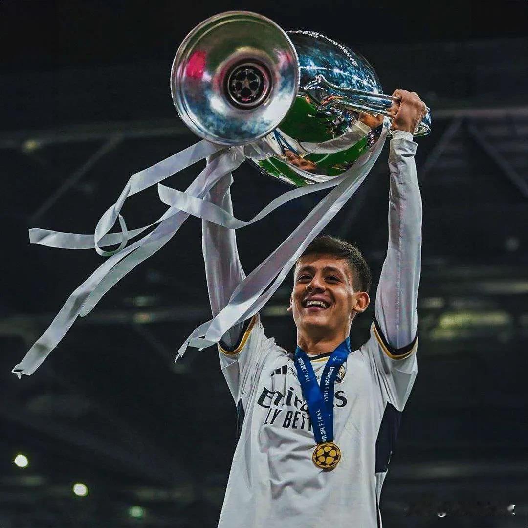随着皇马问鼎本赛季欧冠，队内的19岁小将居莱尔成为了第一位夺得欧冠冠军的土耳其球