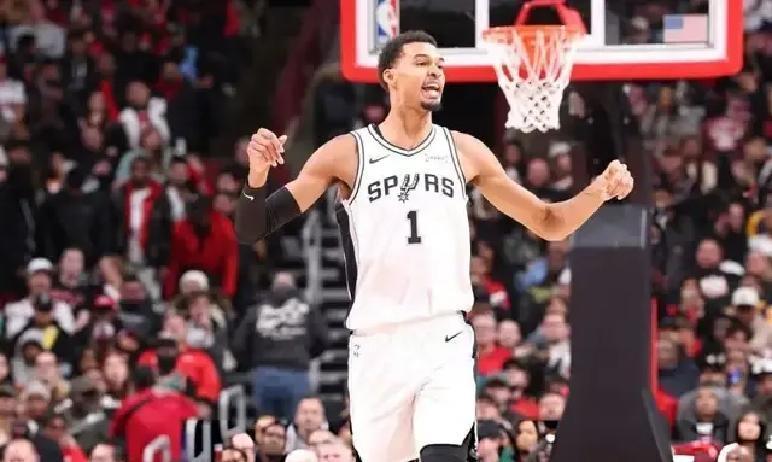 千万别让状元打替补，哪怕你正在赢球。
 
马刺八连胜，波波维奇突然把文班亚马提回