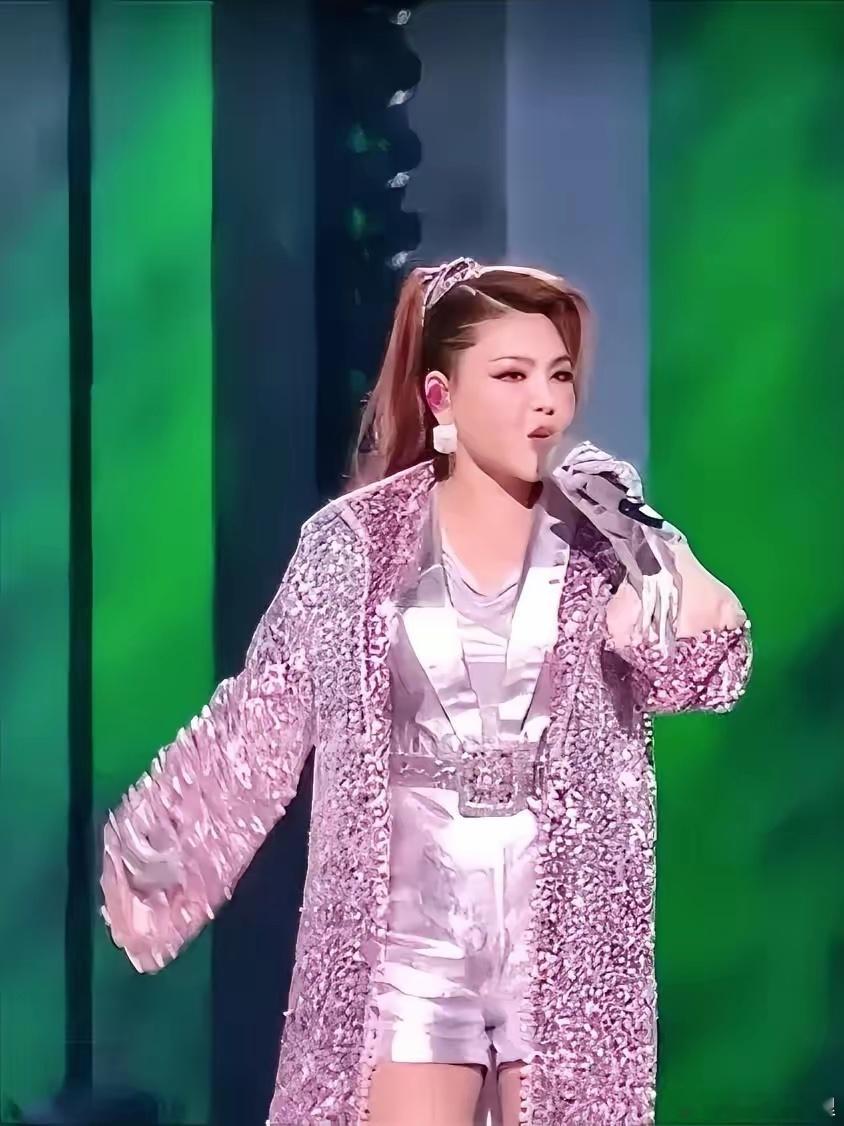 乌兰图雅穿蒙古袍为家乡打Call一袭精美蒙古袍载着草原风骨，乌兰图雅站在故土放声