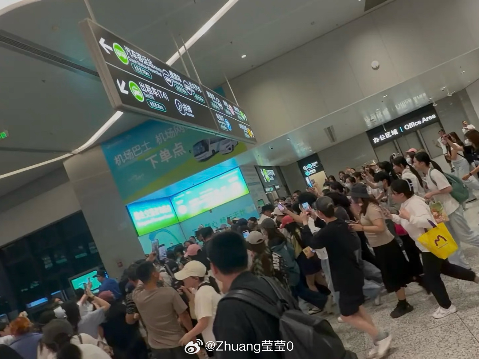 瑶台月下  别说了，“94个人”的盛大场面，瑶乖的要鼠！！！乖乖的走路，乖乖的打