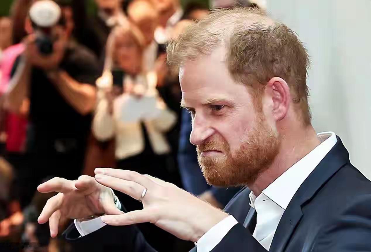 哈里王子，应该后悔了吧！
为何？很简单，离开王室几年的他，发现自己变成了一个“傀