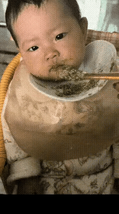 这孩子就是上一世的冤家。本来对有上一世的说法我是不相信的，看到这个画面我相信了。