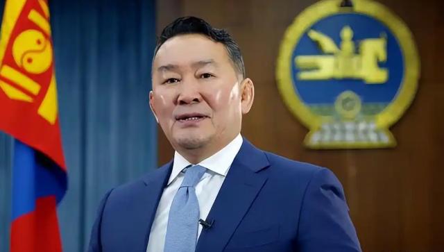 乌赫那·呼日勒苏赫之所以常被称为“蒙古版普京”，不仅因为他喜欢拳击、骑马、滑雪和