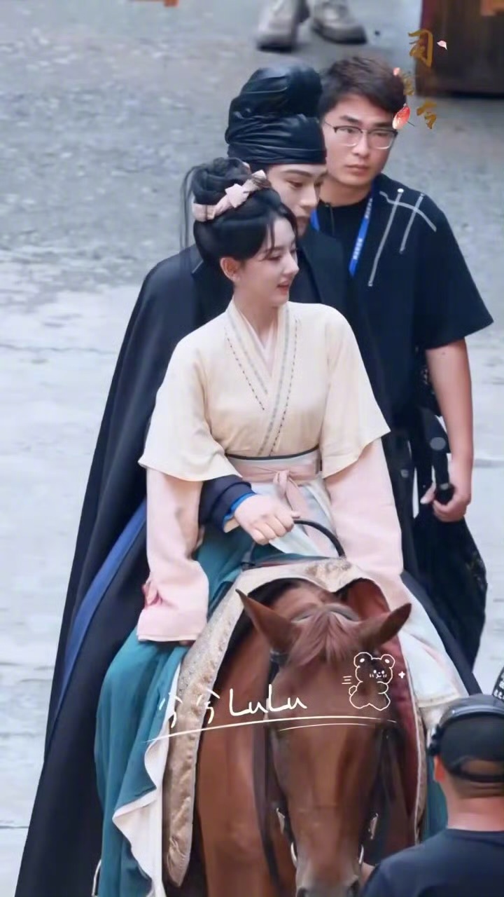 丁禹兮宋祖儿骑马路透《司宫令》路透也太好嗑了！赵皑和吴蒖蒖同骑一匹马，这画面甜度