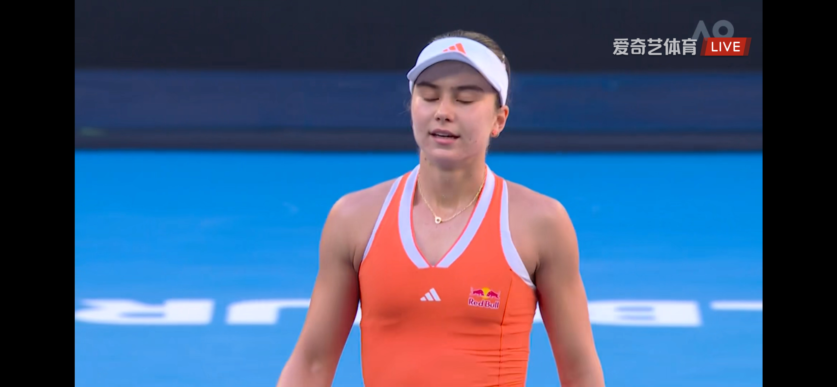 约维奇这位只有18岁的小将，在第二盘连续错过发球胜赛局后，仍然保持平稳发挥，以6