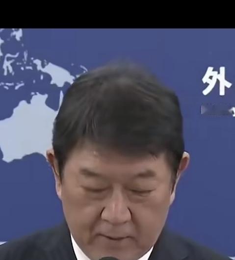 日本外相茂木敏充在4月15日晚上和伊朗外长阿拉格齐通电话讨论解决中东危机问题，认