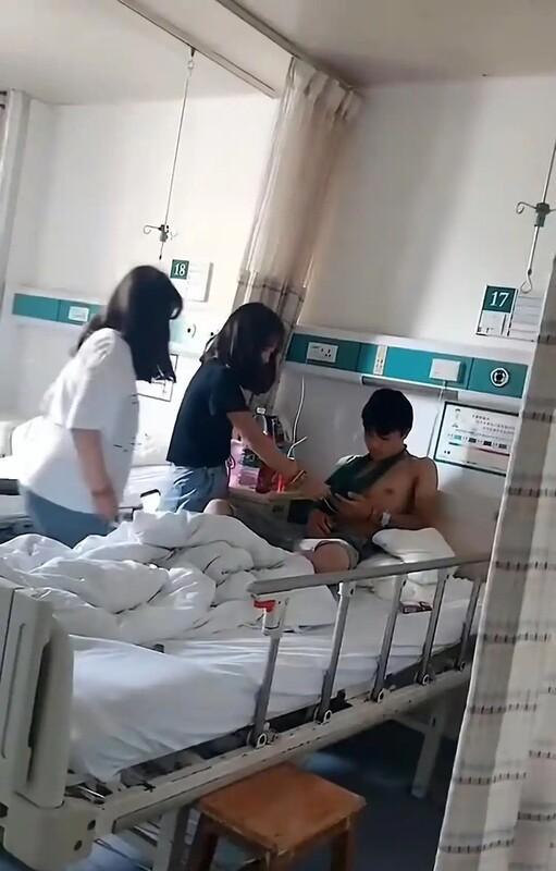 江苏一位长相干净的年轻小伙手臂受伤缠着绷带住院，病房里接连赶来五位穿搭时髦的女生