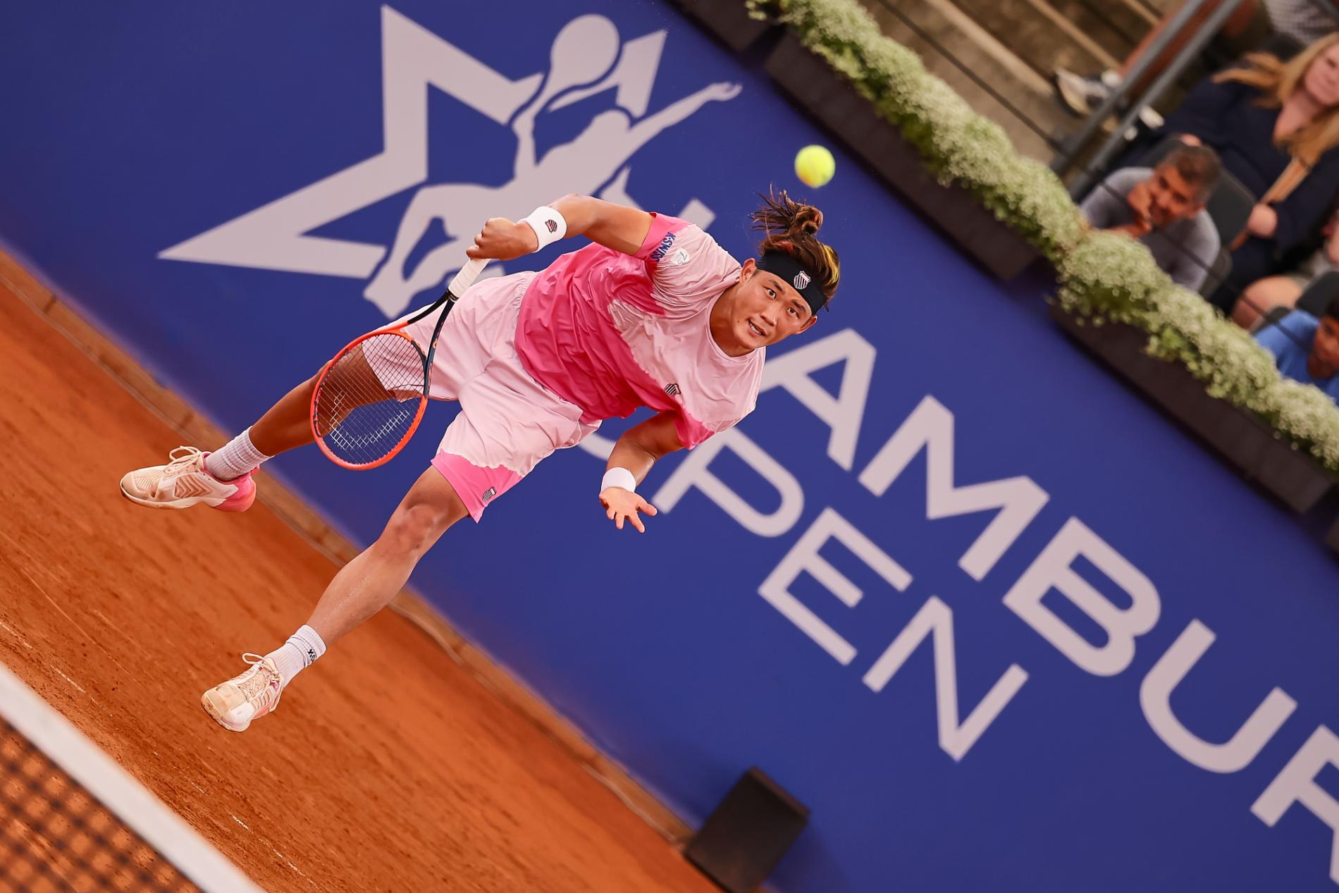 汉堡500赛男单第二轮，张之臻顶住了第二盘4-1领先被追平的压力，最终以以6-1