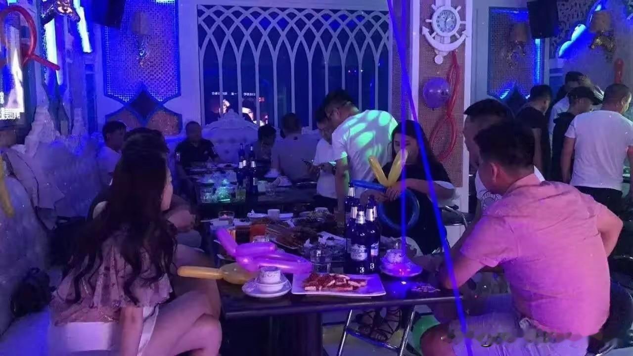 重庆，已婚男邀请女性朋友去KTV唱歌，期间朋友们玩的很上头，男子的内裤被女性朋友