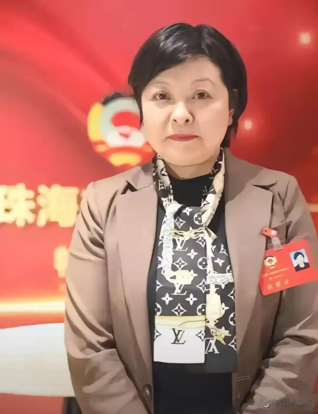 这也太嚣张了。
据说这是珠海某局的女局长，她左胸挂职务牌，脖子上带一条LⅤ丝巾。