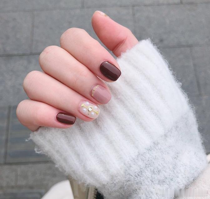 关于90后女研究生手搓美甲单价破千元的对话内容，来智搜看看。指尖艺术，设计创新的