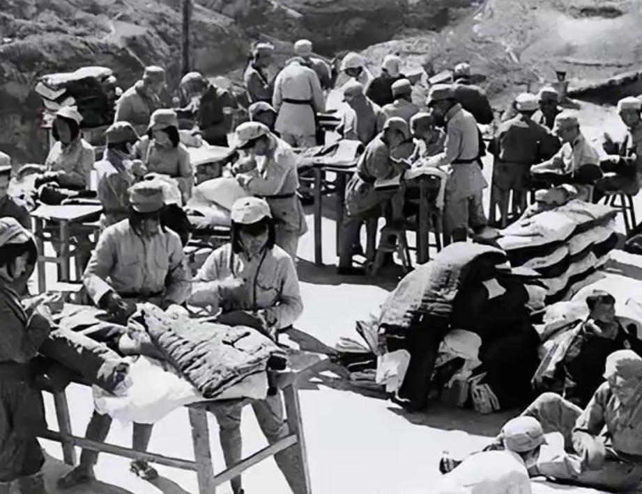 1940年，新四军女院长好心救了几百个国军，谁知临别时，国军副官竟掏枪对准她："