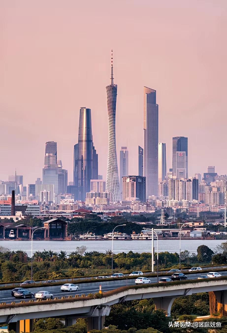 谷歌这步棋，算是把一线城市的布局给补圆了。
 
4月底悄没声儿搬进广州国际金融中