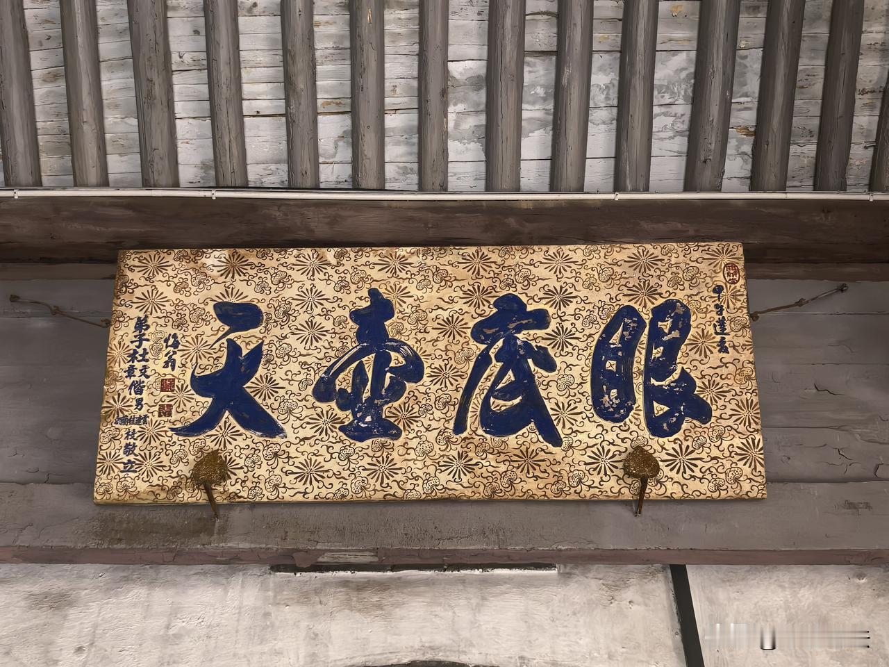 陈果在《好的孤独》中多次提到一个重要的区别：孤独与寂寞并不相同。孤独是一种独立完