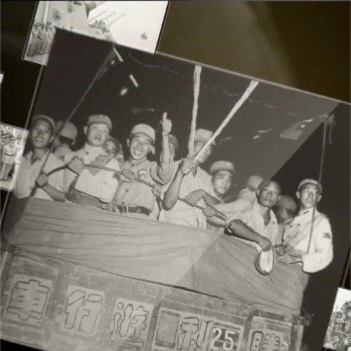 那一天，台湾的街头像被喜悦点燃一样，人人脸上都是掩不住的笑容。多年的压抑一下子释