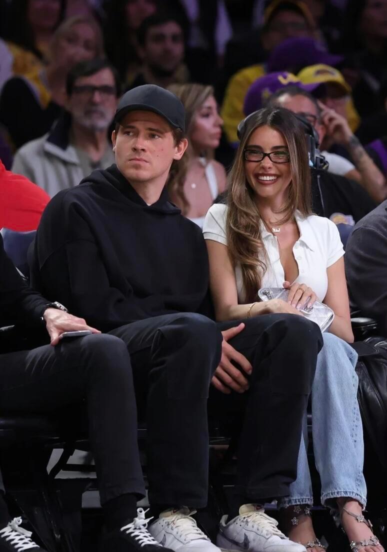 啤酒妹和男友一起看球赛 