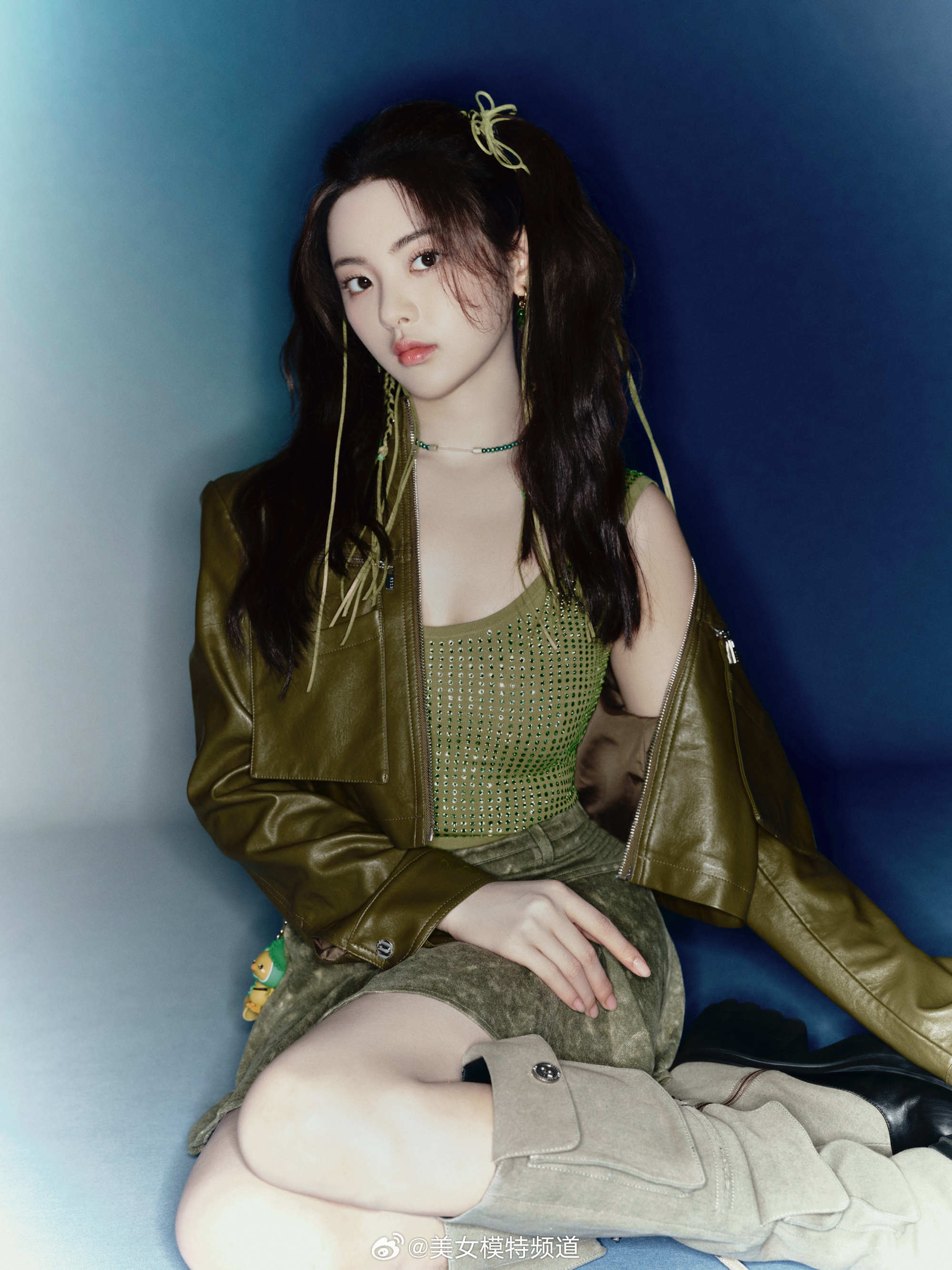 杨超越甜酷穿搭上线 