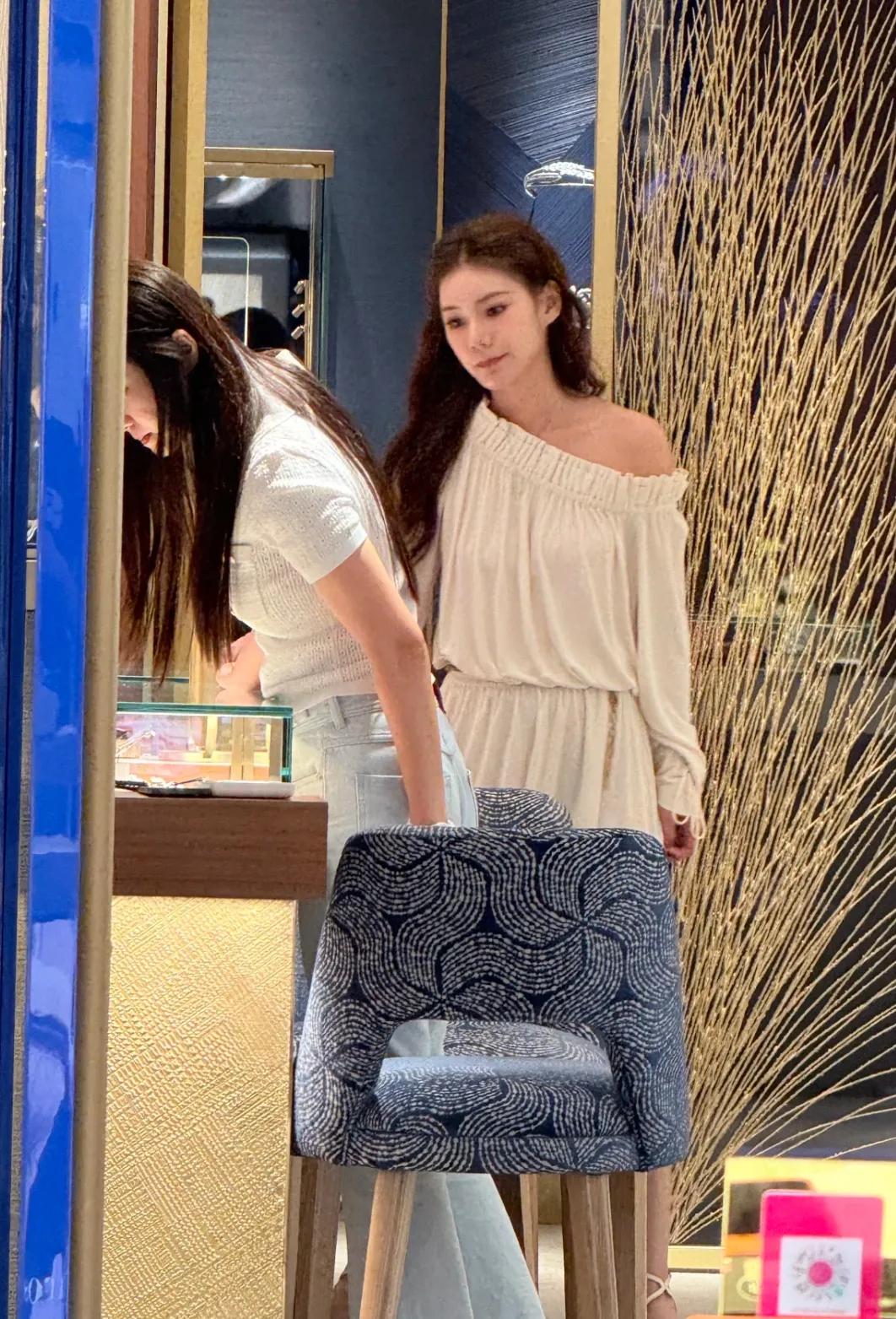 线下商场偶遇汪小菲妻子马筱梅
本人真是让人眼前一亮
虽然说不上个子很高
但是身材