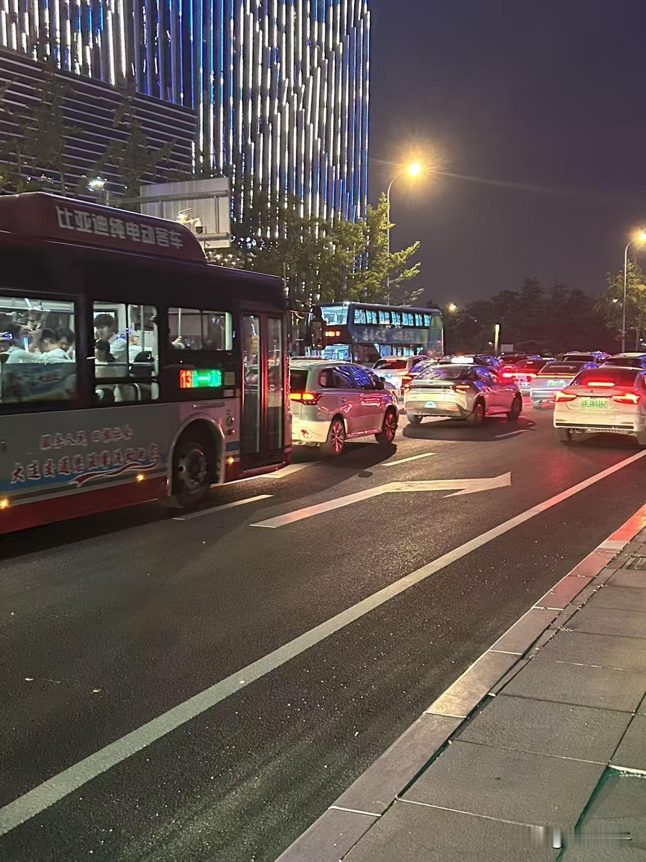 这是今天晚上近10:00的大连东港，人多了去了，私家车，公交车都在路上……

尤