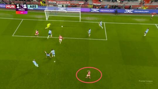 霍伊伦散步+看球15秒，大禁区内看拉亚扑救