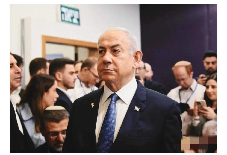 历史的剧本往往比小说更离奇。

以色列总理内塔尼亚胡今天正式出庭接受审判，法庭上