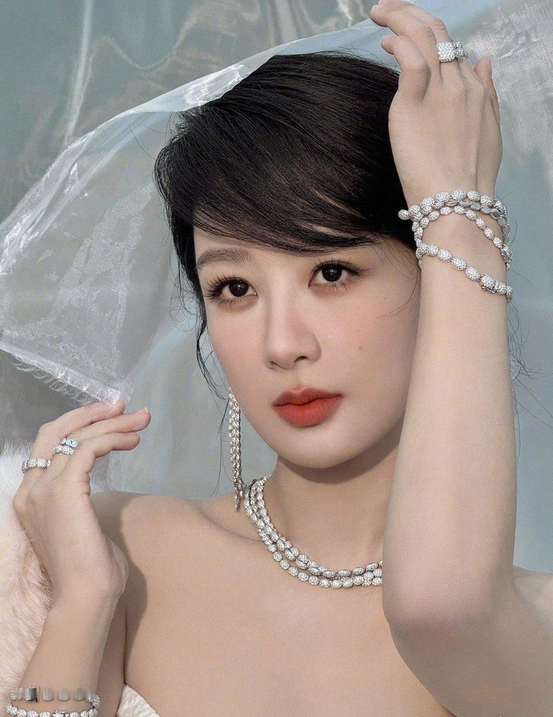 喜欢杨紫的直播，就是因为这份难得的“人间真实”。会热，会吐槽，会开玩笑，就像身边