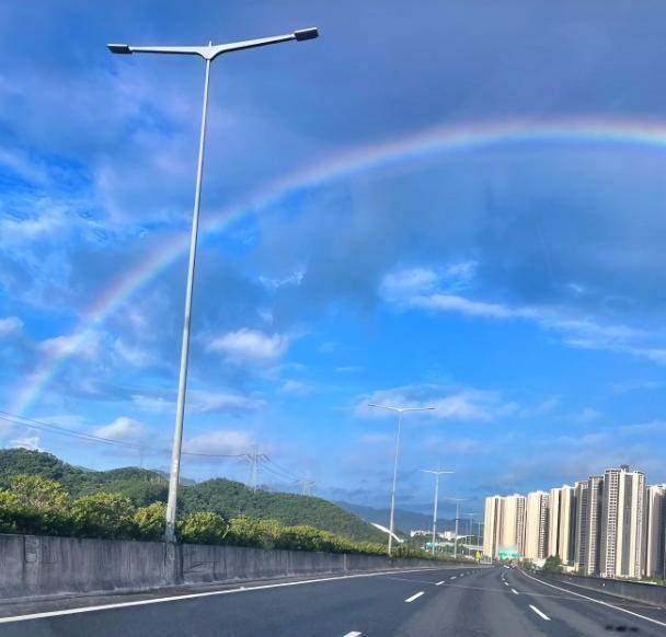 女方妈妈直接提出彩礼要88万。

男子说你女儿长得这么漂亮，别说88万了，就是1