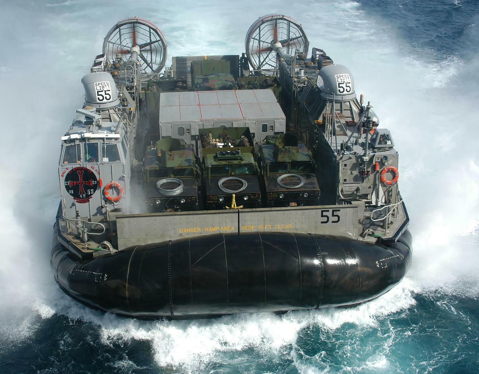 每天认识一件兵器 美国LCAC气垫登陆艇LCAC气垫登陆艇的艇体为铝合金结构，不