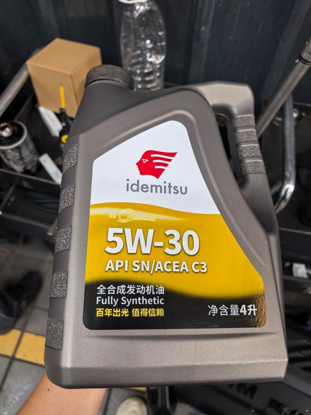 柴油300第二次保养。原厂用的这个机油不便宜，好在10万公里免费保养。第一次看到