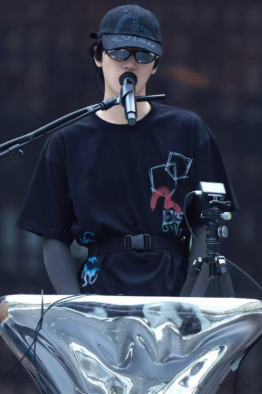 严浩翔解锁新音乐设备严浩翔演唱会有新惊喜 必须狠狠期待了 