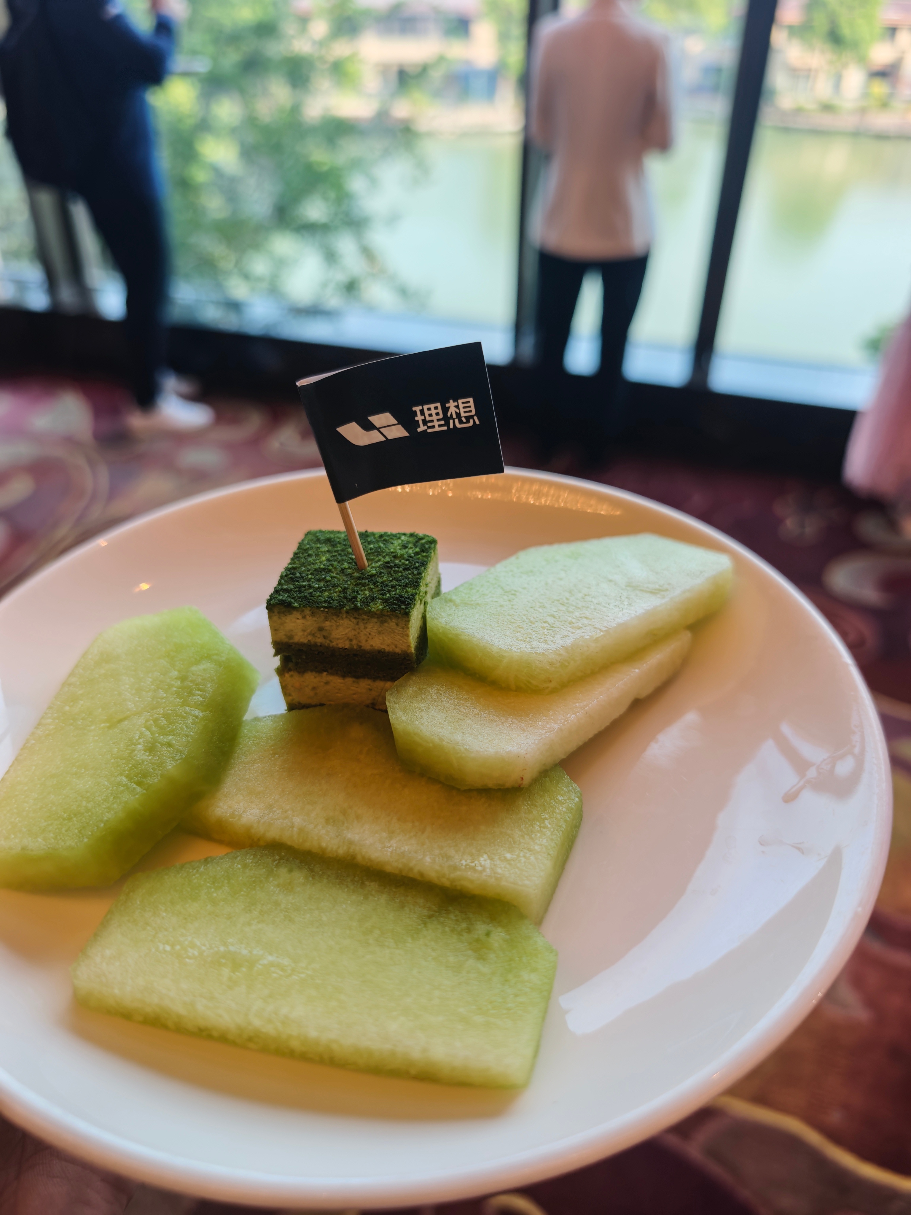 这怎么不算“恰到”理想饭了呢真是恰到了贴心到没敢夹主题色以外的茶歇理想l8liv