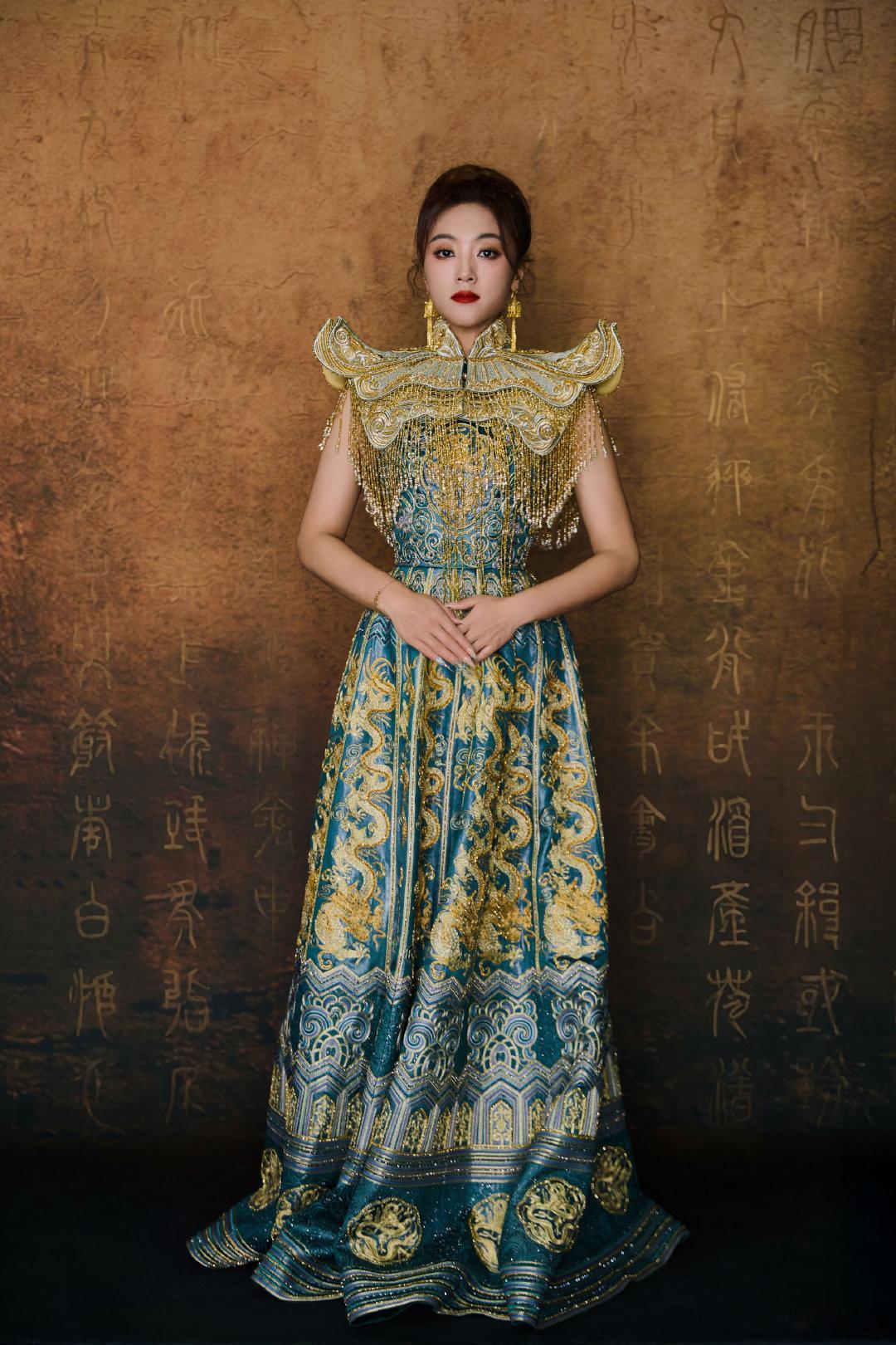 王小玮把故宫元素带上戛纳红毯 王小玮戛纳红毯的礼服以故宫太和殿和玺彩画为灵感，将