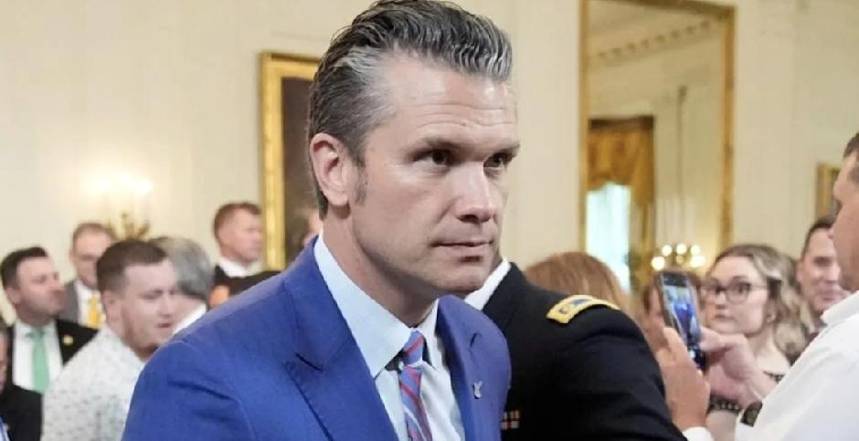 美国“战争部长”赫格塞斯最近干了件让全球军事圈直摇头的蠢事——把所有四星五星将军