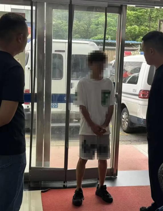 离谱！武汉，一30多岁男子追求15岁女孩被拒后，男子一点不气馁，竟然转头去追求少