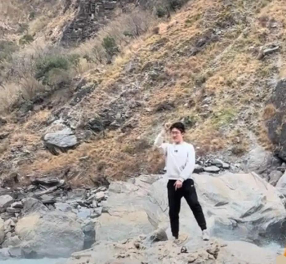 太揪心了！虎跳崖失足落水的小杜老师他的遗体无法打捞上岸，因遗体卡在石缝中，水下虹