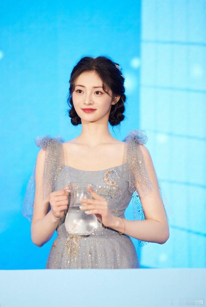 周洁琼，一位气质出众的女星，她身着一袭纱裙，展现出了落落大方的优雅风范。纱裙的轻