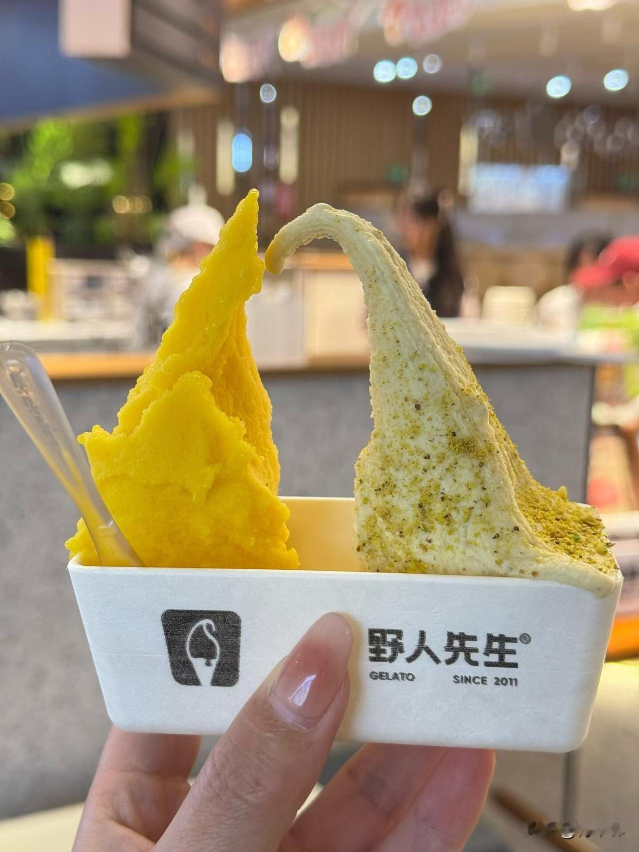 我认为不太好，分手后送的礼物，贵重的可以试着要回，小东西就当给过往留个念想吧。