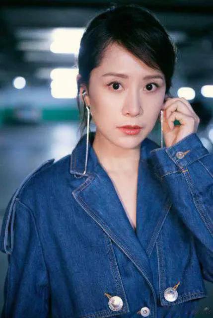 1999年，一位导演拉着克里斯蒂娜·伊肯的手，亲切地说:“我有一部新戏，我想让你