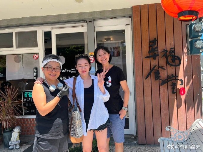 店家晒和小S合照 48岁的小S，整个人都在发光呢~  48岁的小S