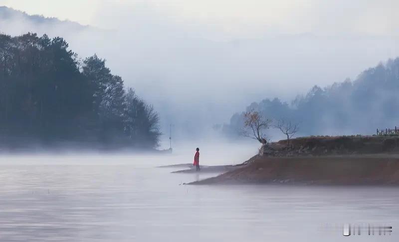 “雾锁秋江”藏头诗
雾如仙女撒天花，
锁住巫山七二家。
秋日朝阳迟上树，
江风传