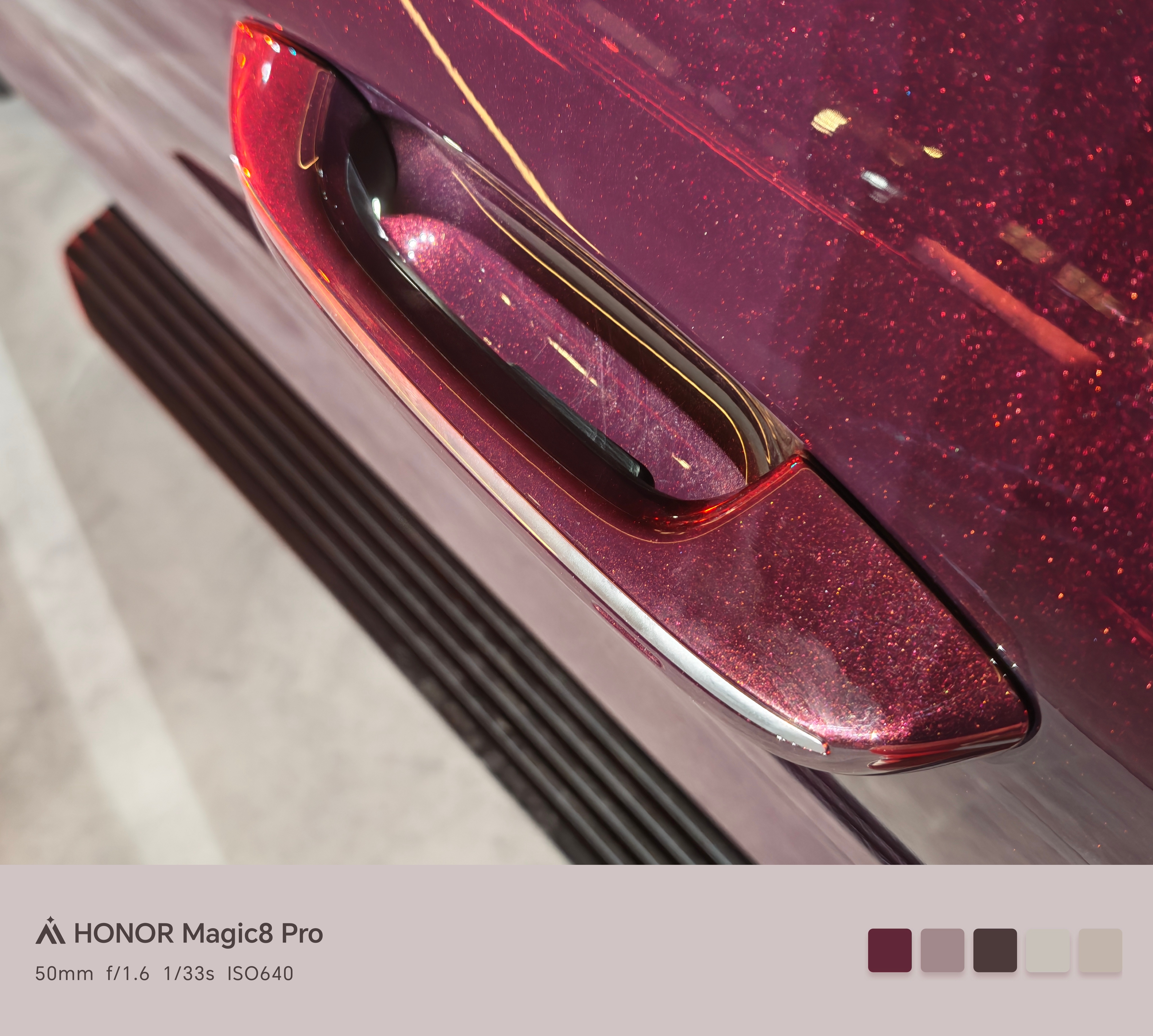 面对新国标要求，极氪 8X 的门把手是一个很标准的做法，内有电控按钮，轻按电开门