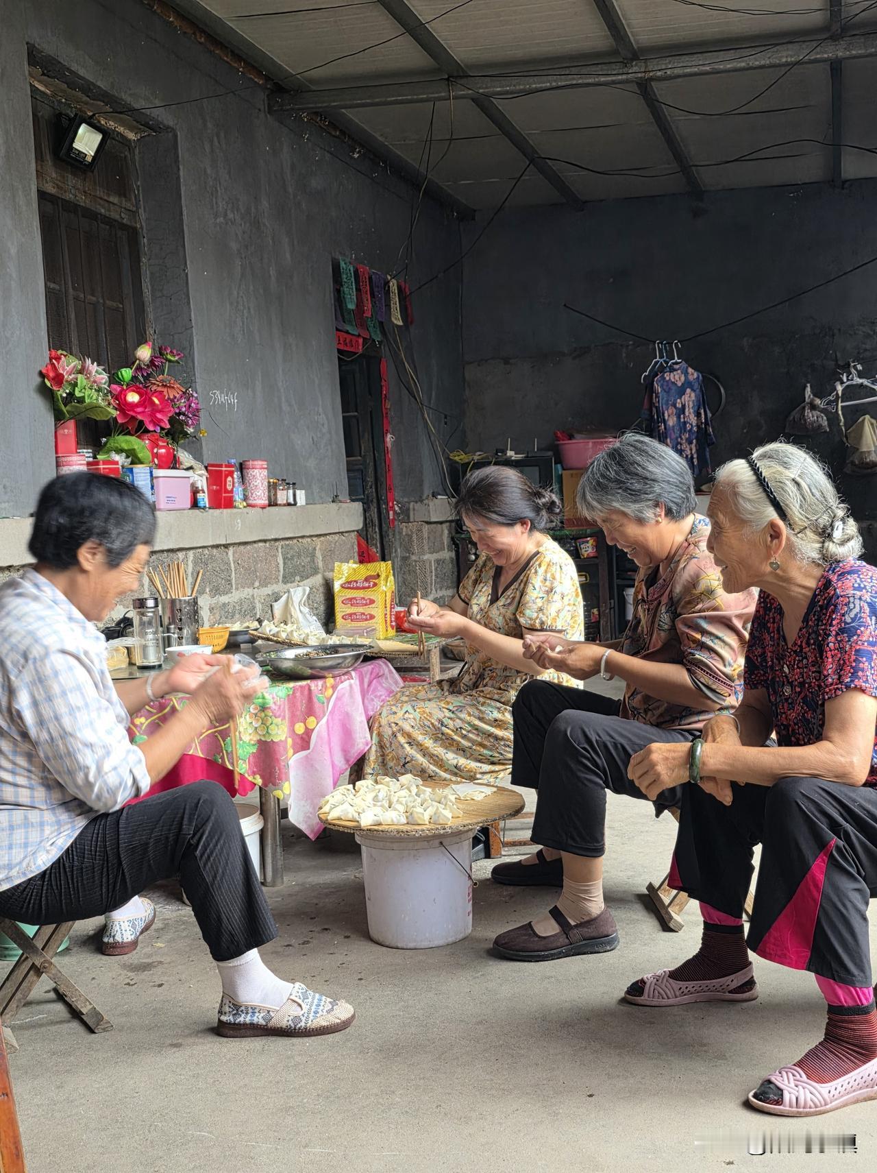 村里的生活，随心又随意……

今天下雨，乡亲们不能下地干活，就在家过“周末”。今