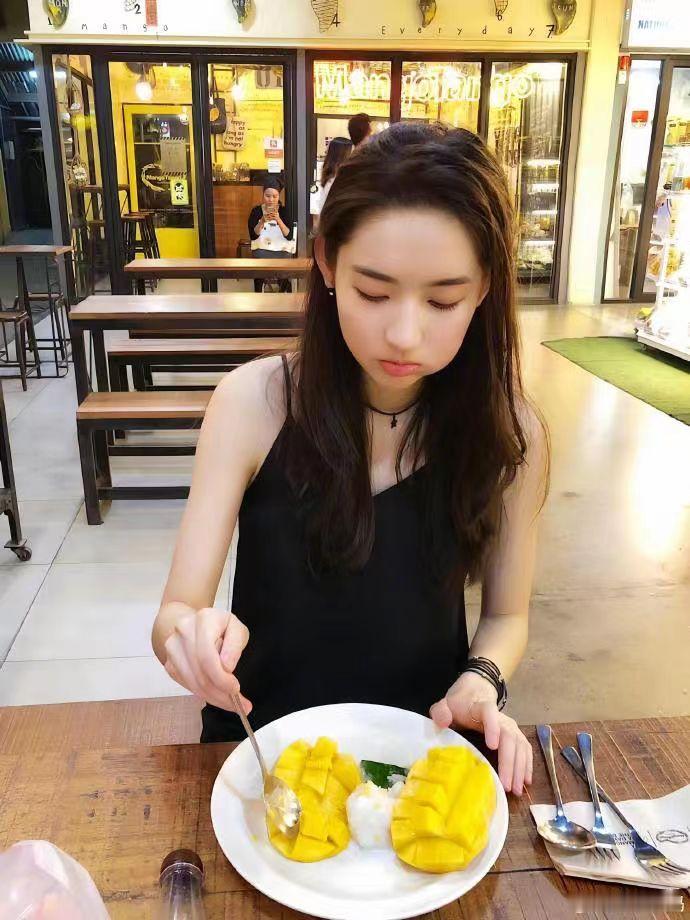 王玉雯在白鹿面前很少化妆王玉雯见白鹿不化妆白鹿问王玉雯怎么化妆了 褪去舞台妆容依