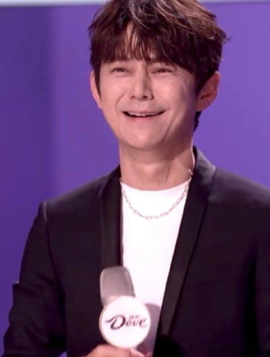 不笑的何炅才是主持界的定海神针！面对评委的直球质疑和现场的紧张氛围，他沉着冷静、