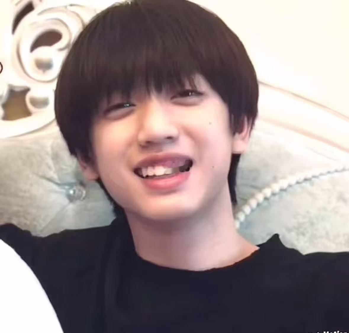 张桂源泡泡 你知道你的语音有多萌吗😍！17岁依旧会和粉丝撒娇，好乖呀