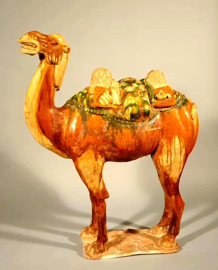 艺术品交易还真有可能助力中国经济转型。2022年，中国艺术品市场交易规模突破40