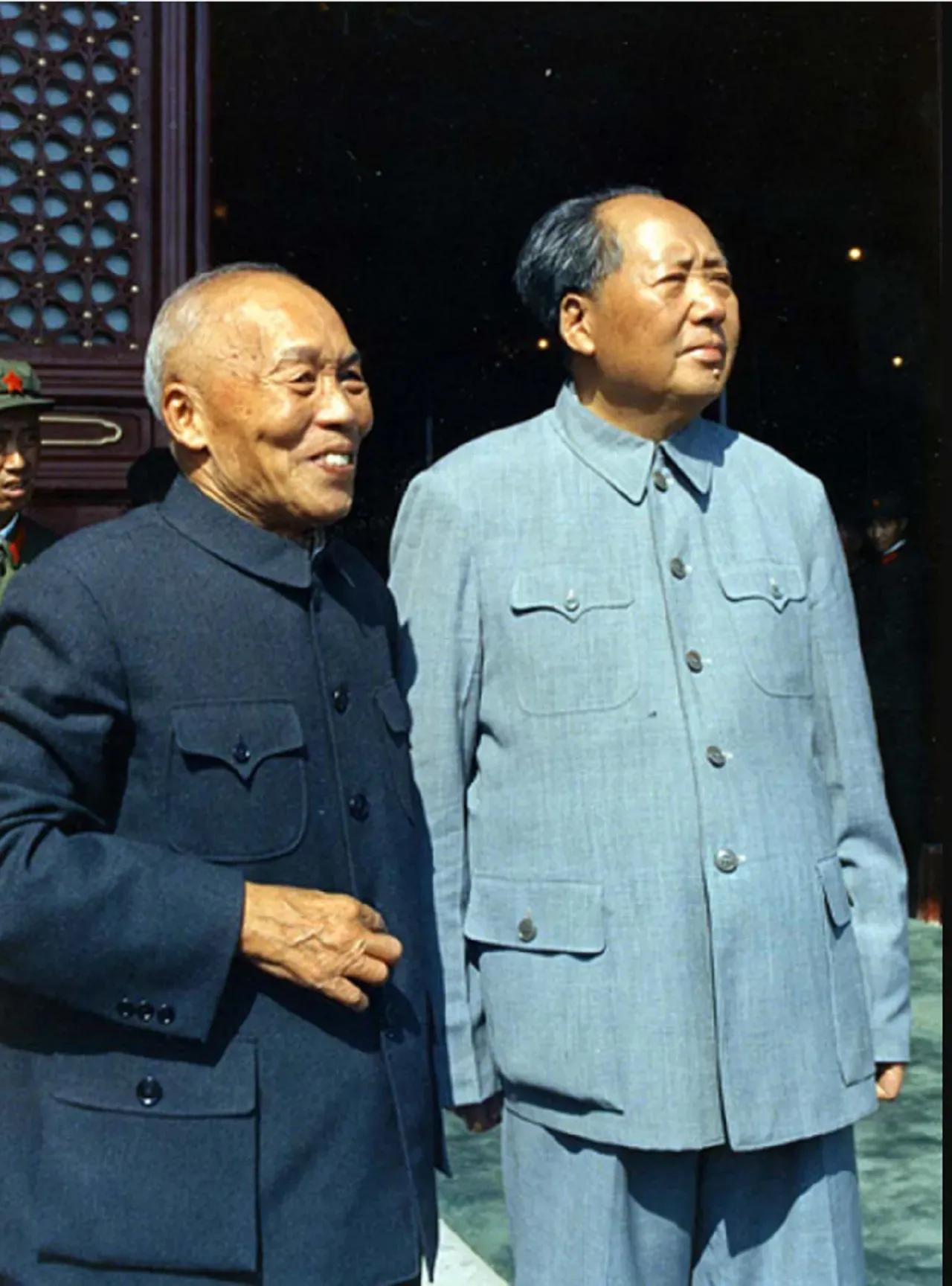 毛主席与李宗仁，在城楼上合影。照片拍摄时间是1966年10月1日。老人家与李宗仁