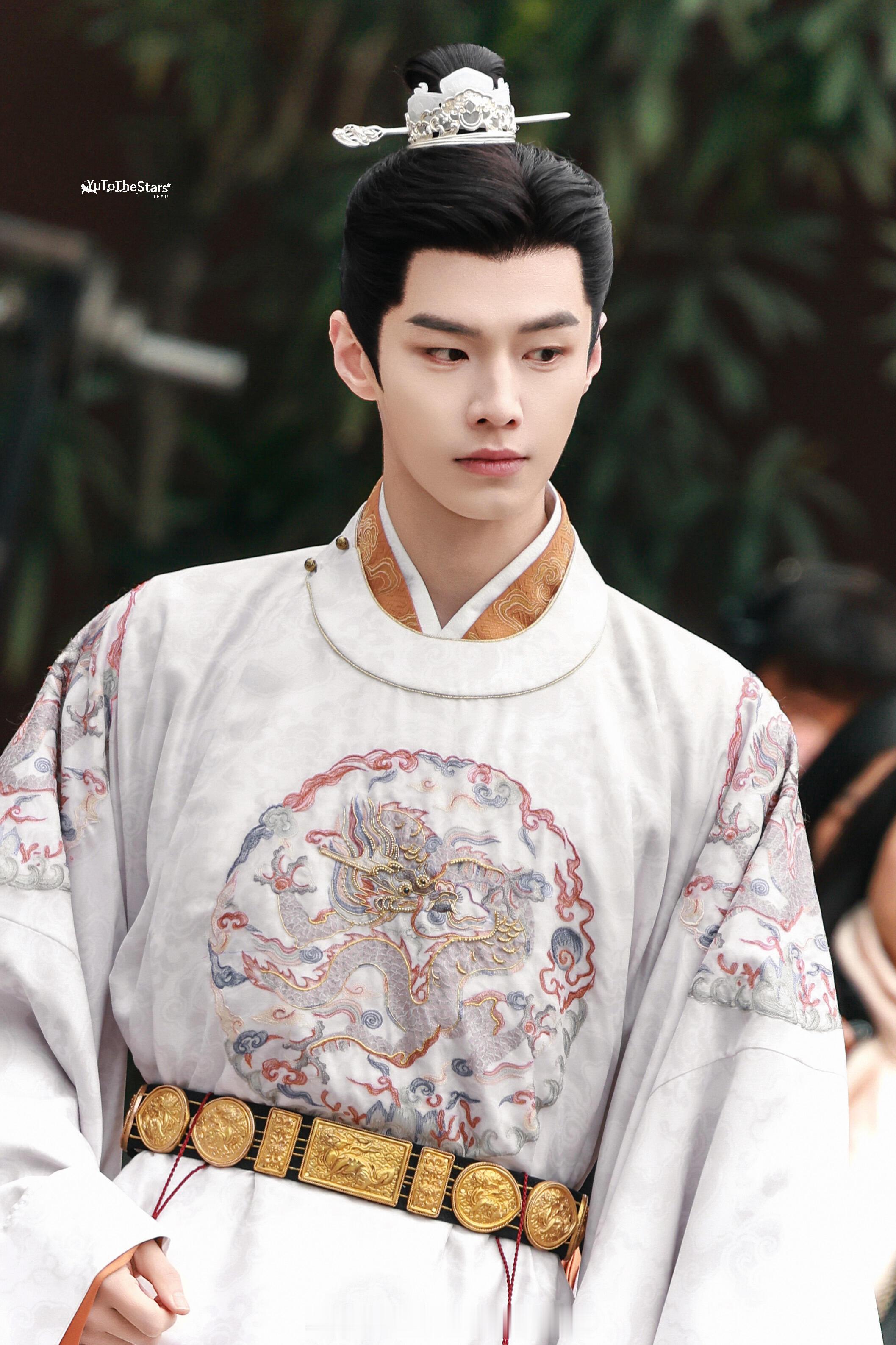 何与《窈窈有期》萧靖西今日两套造型路透！