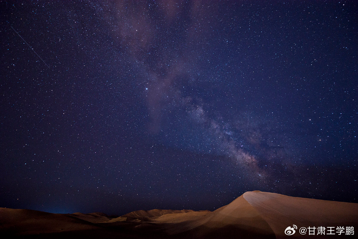 总要来甘肃看一次戈壁星空吧当城市的霓虹渐渐隐去，奔赴甘肃河西走廊辽阔戈壁。一望无